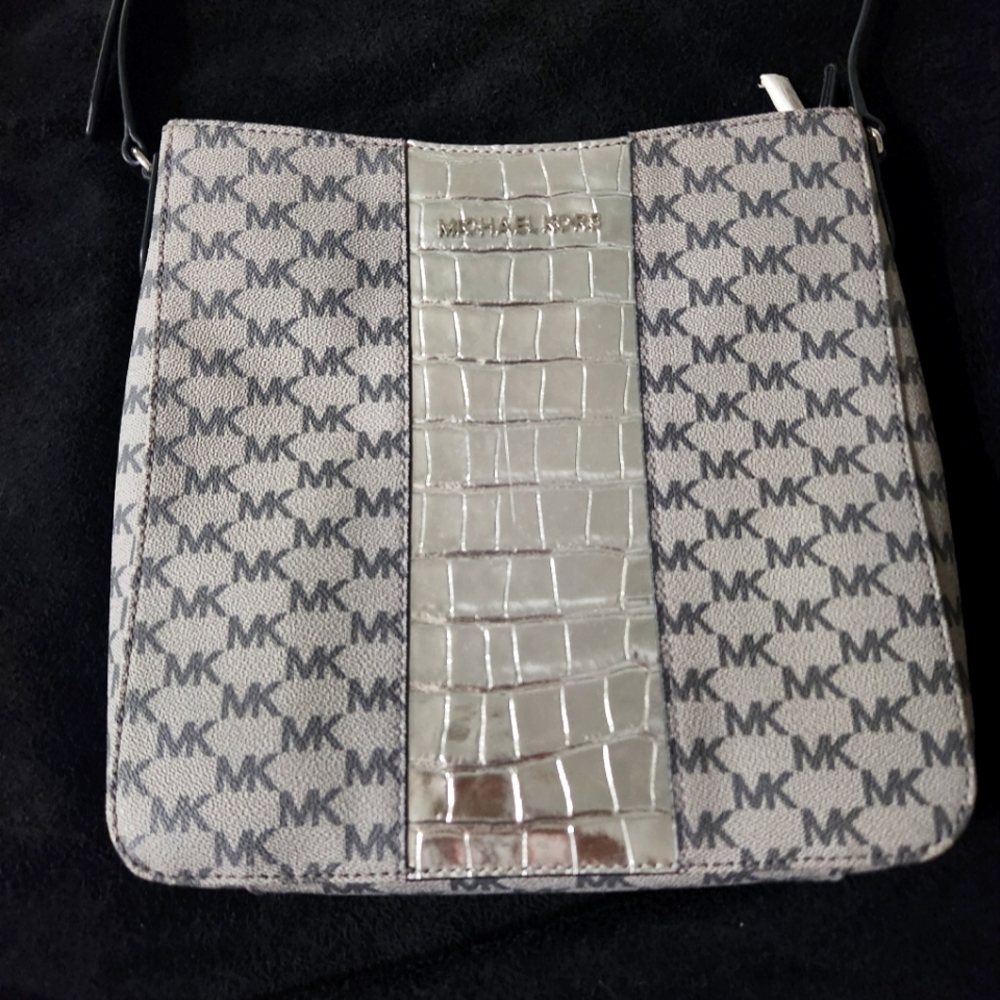 New with Tags Micheal Kors Jet Set Travel cross body messager bag